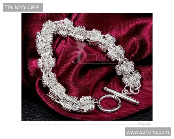 从戒指到手链看足球球星如何用手饰展现独特个性与时尚态度